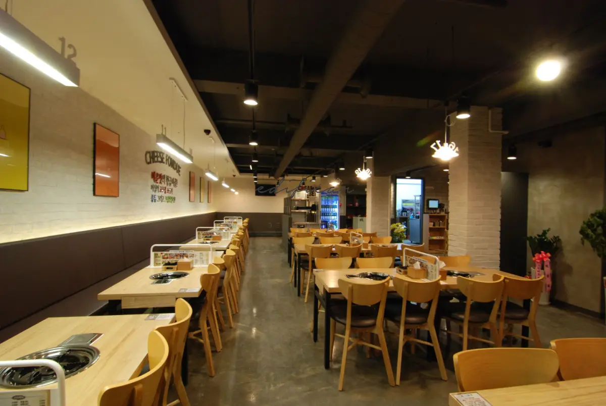 합정 오쭈, 실용적인 동선의 모던 인더스트리 식당